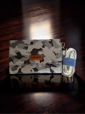 Wrangler Women's Gray Camouflage Crossbody Bag